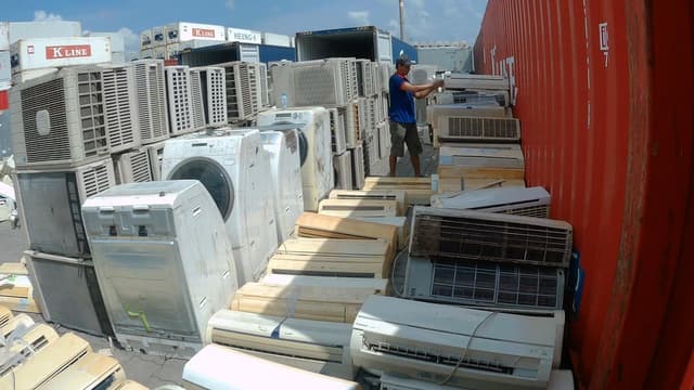 Tạm giữ 7 container hàng điện lạnh nghi nhập lậu vào TP.HCM